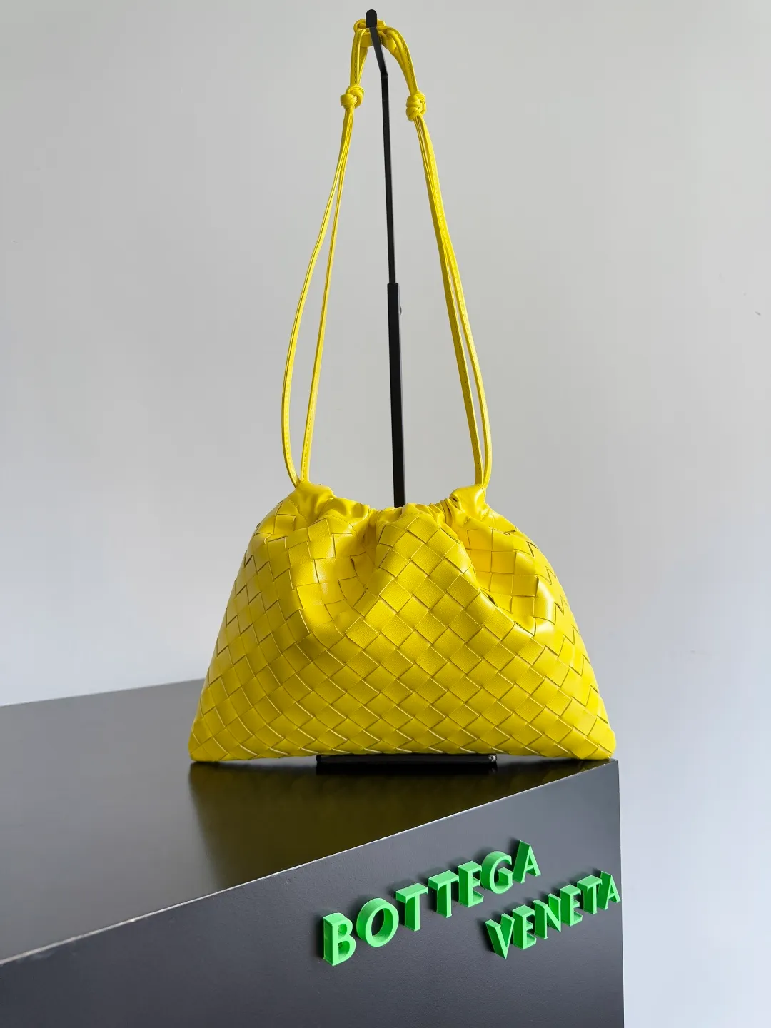 Batch 1560 Armpit bags have become a fashionable item that every girl has in their hands in recent years🛍️. The elegant and simple style has won the love of many people of different ages. However, there is an unavoidable trouble with armpit bags, that is, the capacity is too small, and BOTTEGA VENETA’s new Dustbag Considering people's travel needs, the capacity of garbage bags has been greatly upgraded. Folding umbrellas, water cups, and girls' makeup powder and lipstick can all be accommodated. It is very light and resistant to dirt. Even if you have a lot of things when traveling, it can reduce the burden to a certain extent. The shoulder straps are buckled and can be changed at will. It can be used for hand holding or as the liner of a large bag. After the drawstring is drawn, it looks like a cloud bag. It is very suitable for concave styling when traveling in summer🙋🏻‍♀️ Style number: 796728 Size: 32*23*1cm